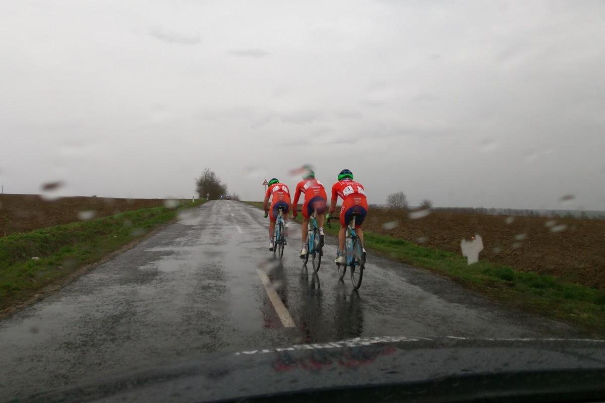 Esős időben kellett tekerjenek &bullet;  Fotó: Facebook/Team Novák