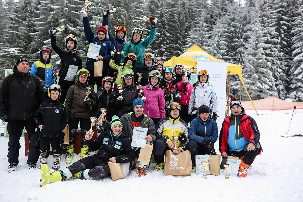 Csoportkép a díjazottakkal &bullet;  Fotó: Facebokk/Magyarország Főkonzulátusa Csíkszereda