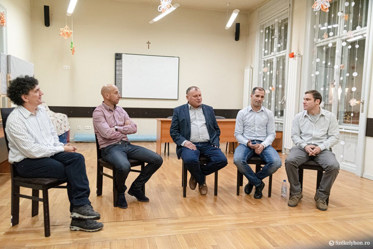 A pódiumbeszélgetés résztvevői, balról jobbra: Farkas Endre, Ilyés Róbert, Jakab Zoltán, Bajkó Barna és Szabó Áron • Fotó: Gábos Albin