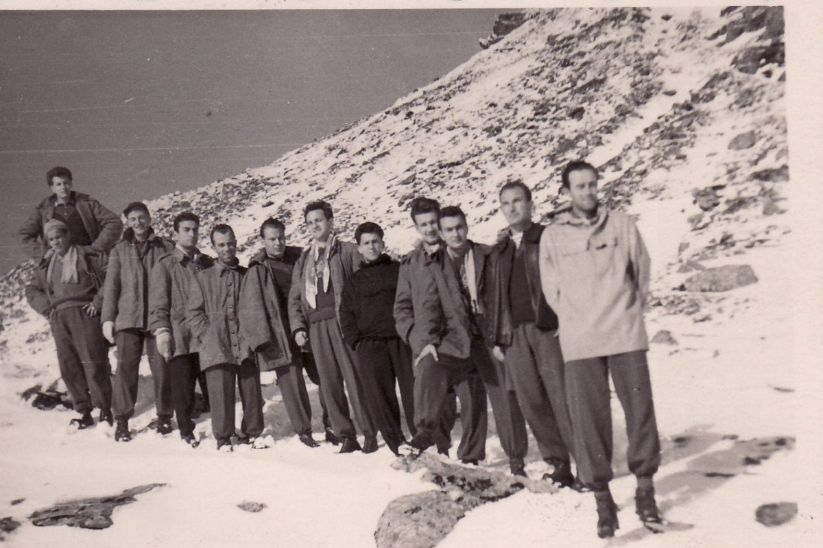 1953-ban a Bâlea-tónáledzőtáborozott a BukarestiCCA. Első: Mihai Flamaropol,második Czáka Zoltán,harmadik Péter István, utolsóelőtti Incze III. József Tuka,utolsó pedig Puskás Huba •  Fotó: Dobos László gyűjteménye