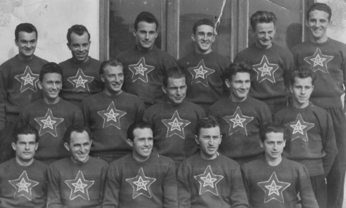 Az 1955-ben bajnok Bukaresti CCA.A felső sor, balról jobbra:Péter István, Lőrincz János,Czáka Zoltán, Váradi István,Holló Kálmán, Nagy Alber •  Fotó: Dobos László gyűjteménye
