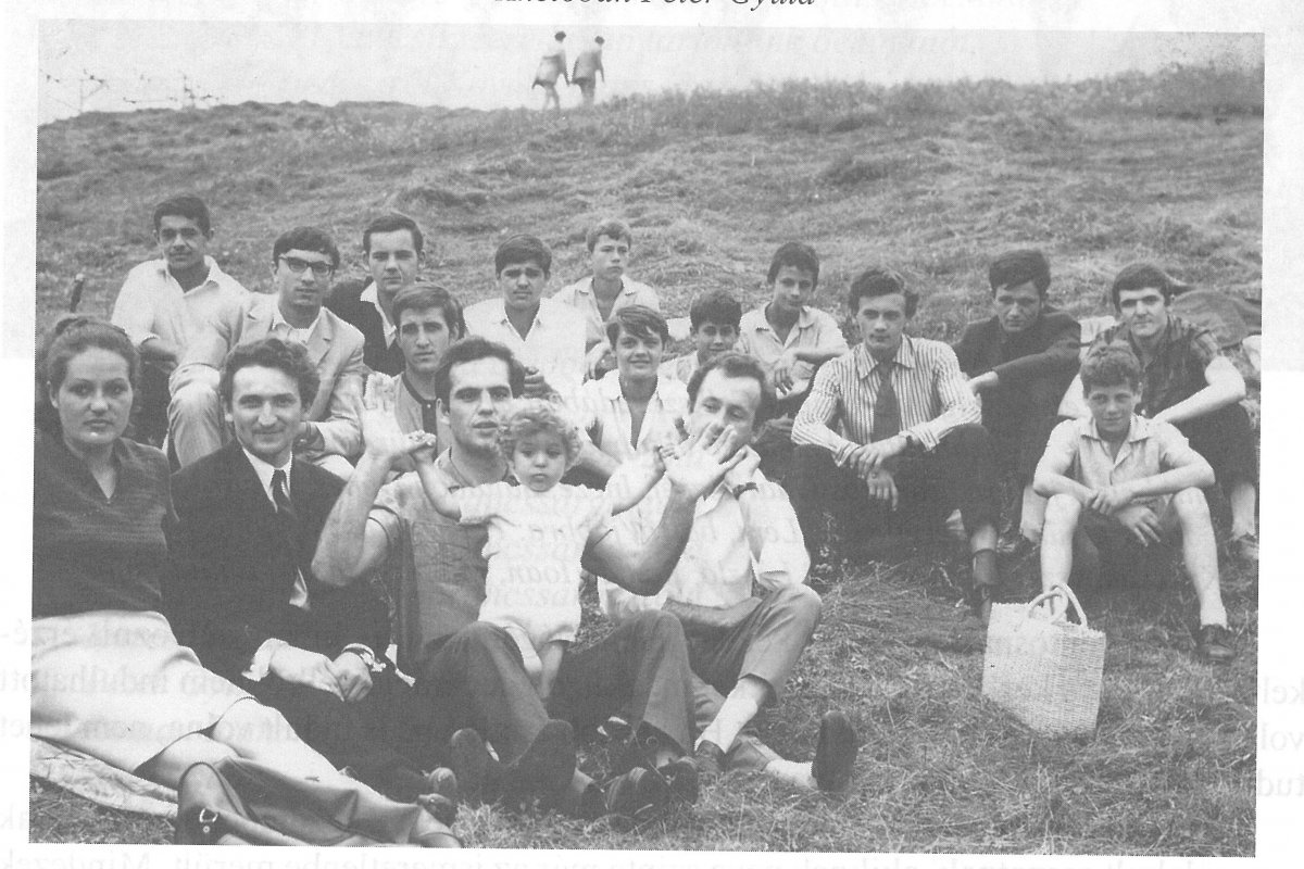 Zsögödfürdőn, bemutató után,1969-ben. Az első sorban balróljobbra: Tánczos-Gaál Borbála,Ioan Roman, Tánczos-Gaál Józsefés fia, Attila, illetve Farkas László •  Fotó: Szakács József gyűjteménye