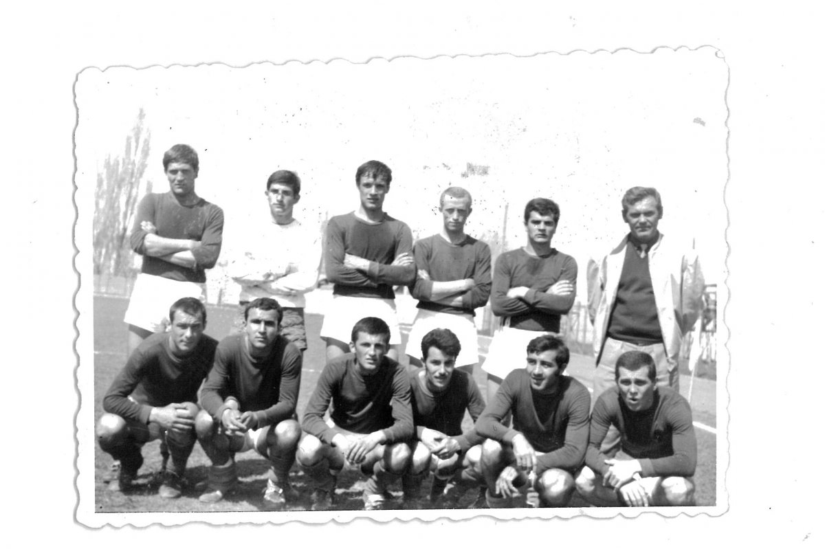 A sorkatonai szolgálatukat töltő fiatalokból álló Csíkszeredai ASA csapata 1972-ben. Az álló sorban balról az első Kopacz József, jobbról Bakucz László edző •  Fotó: Kopacz József gyűjteménye