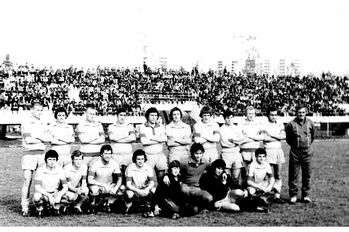 Nemzetközi futballmeccs Csíkszeredában. A ciprusi Limasszol vendégeskedett Csíkban. Jobbról Bakucz László edző •  Fotó: Kopacz József gyűjteménye