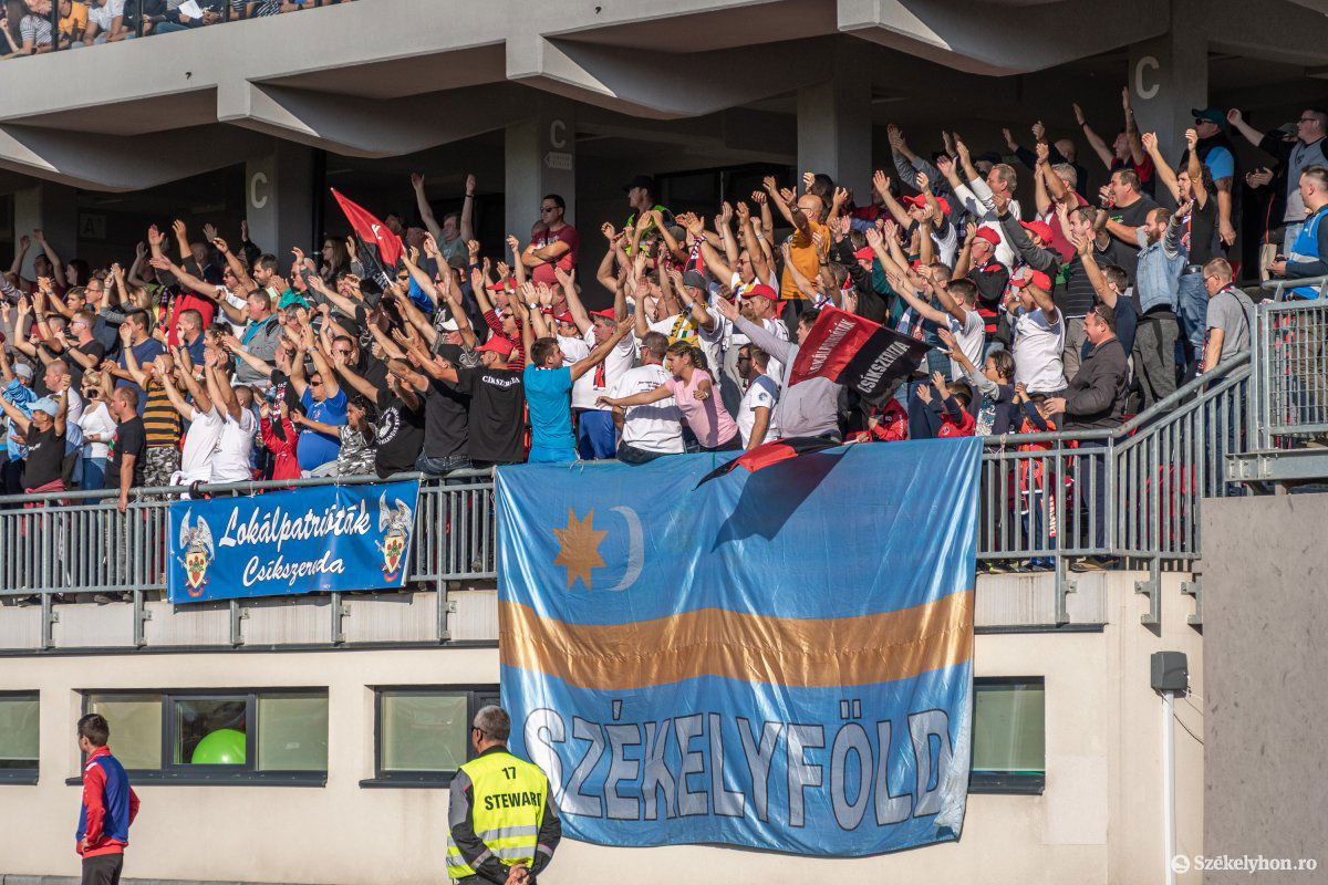 A Lokálpatrióták végig buzdították kedvenceiket • Fotó: Pinti Attila