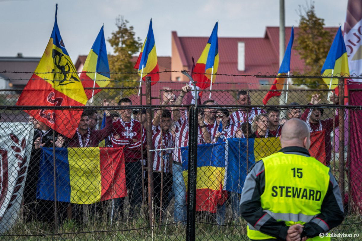 A trikolórokat lengető Rapid-drukkerek a kerítésen kívül maradtak • Fotó: Pinti Attila