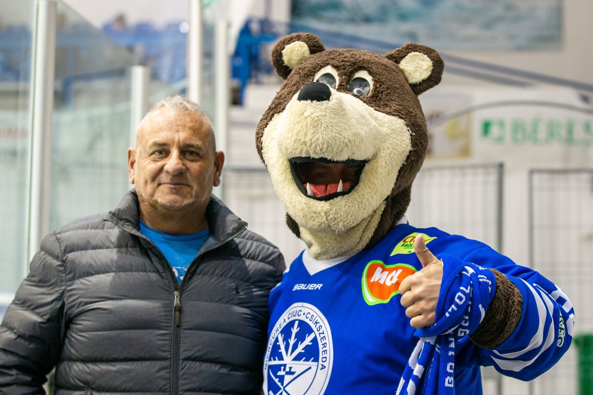 Hodos László a Sportklub jégkorongcsapatának kabalafigurájával, Giliccsel •  Fotó: Halmágyi Zsolt