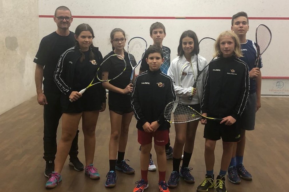 Fiatal csíki fallabdázók Szász László edző társaságában &bullet;  Fotó: Szász László