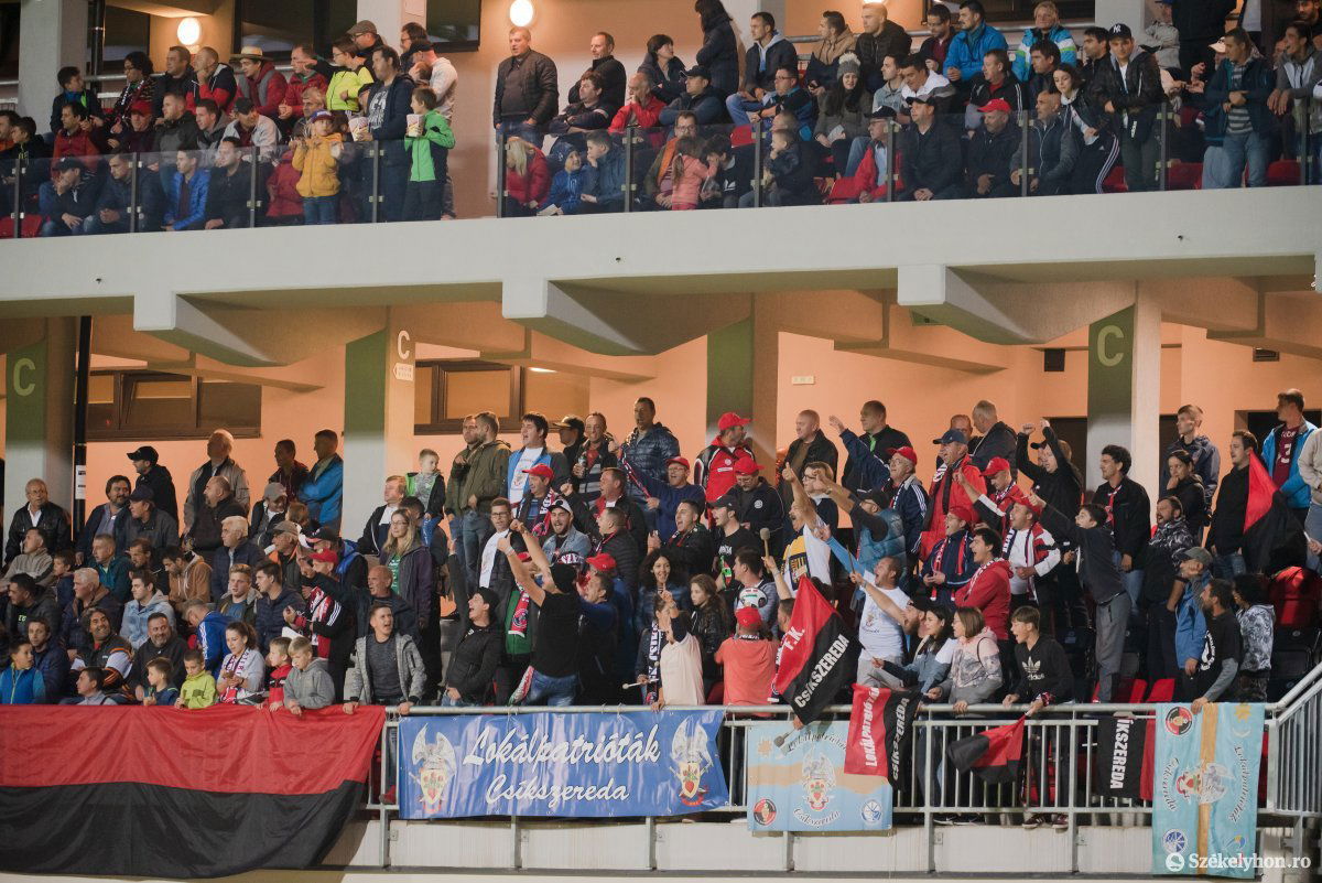 A döntetlen ellenére, meggyőző játékáért nyílt tapsot kapott a csíki futballcsapat •  Fotó: Gábos Albin