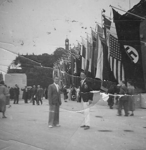 Gáll Lajos (balról) maratoni futó az 1936-os berlini olimpián •  Fotó: Dobos László gyűjteménye