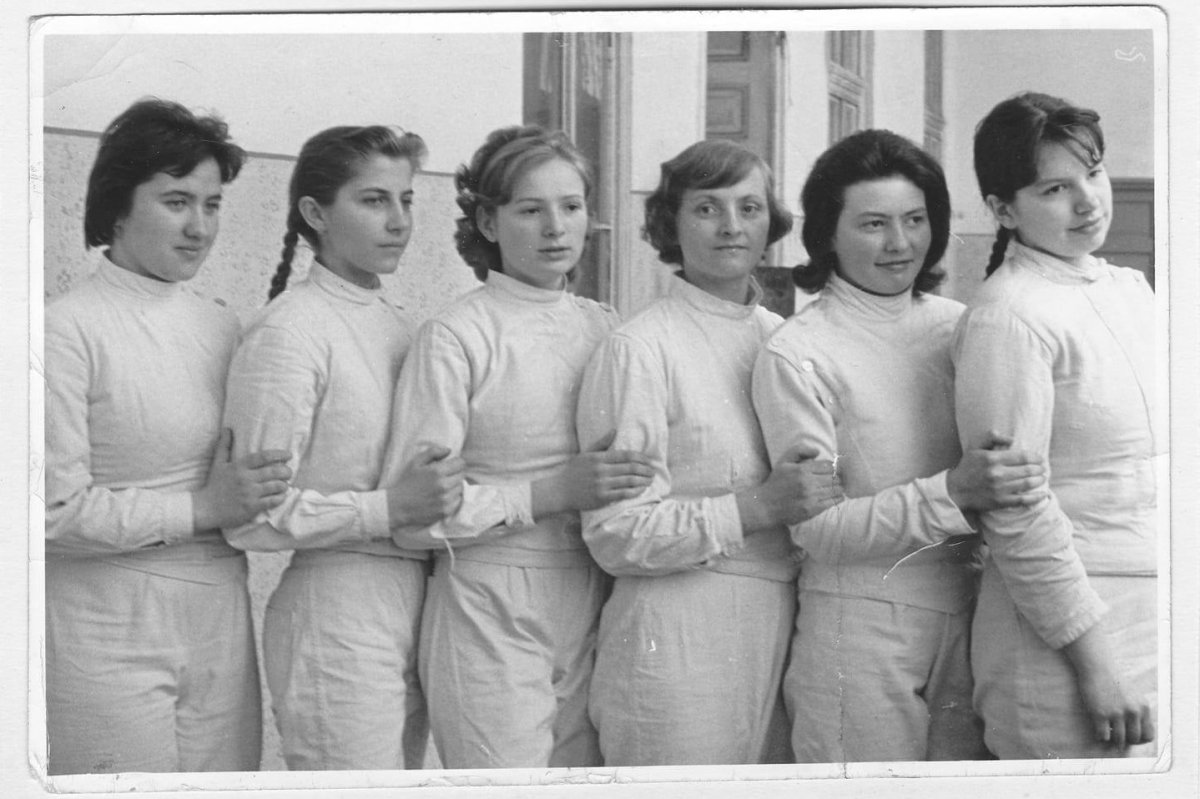 Szatmári vívólányok az 1960-as évek elején. Balról a harmadik Stáhl-Jencsik Katalin, jobbról az első a Csíkszeredában élő Szakács-Olajos Zsuzsa. •  Fotó: Vívómúzeum