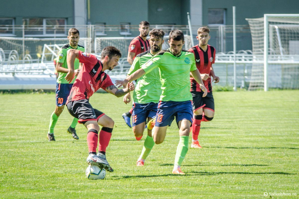 Kitűnő gyepszőnyegen remek játékkal mutatkozott be hazai pályán az FK • Fotó: Pinti Attila