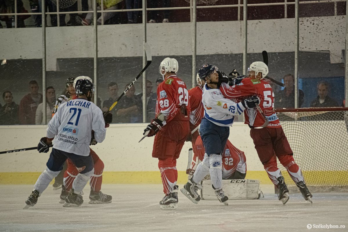 Bemelegítettek. A Gyergyói HK (vörös mezben) és a Csíkszeredai Sportklub a Gyilkos-tó Kupán főpróbázott •  Fotó: Gábos Albin