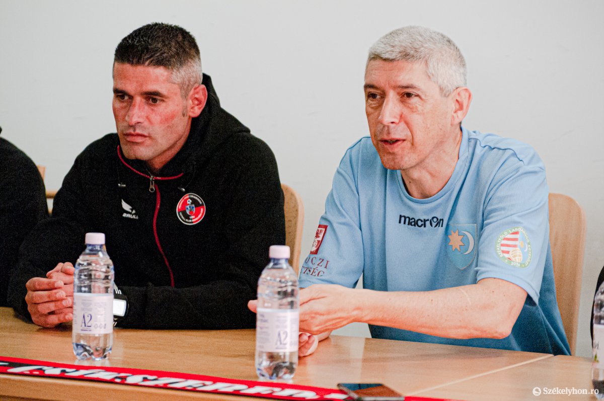 Valentin Suciu, az FK vezetőedzője és Szondy Zoltán •  Fotó: Gábos Albin