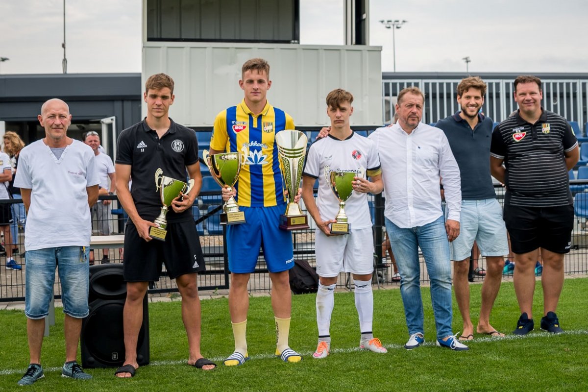 A különdíjasok. Középen a torna gólkirálya, a csíkszeredai Marius Corbu •  Fotó: dac1904.sk