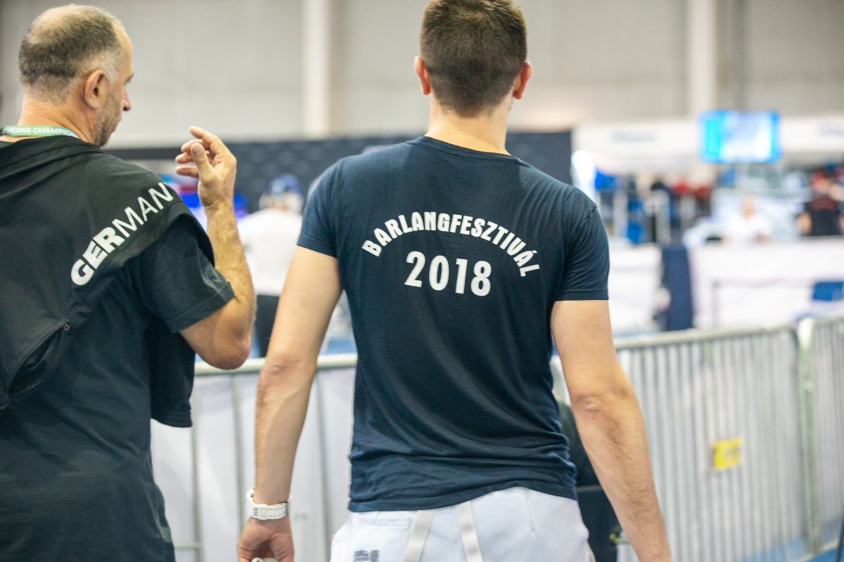 A német kardválogatott tagjai a Homoródalmási Barlangfesztivál emlékpólójában &bullet;  Fotó: Halmágyi Zsolt