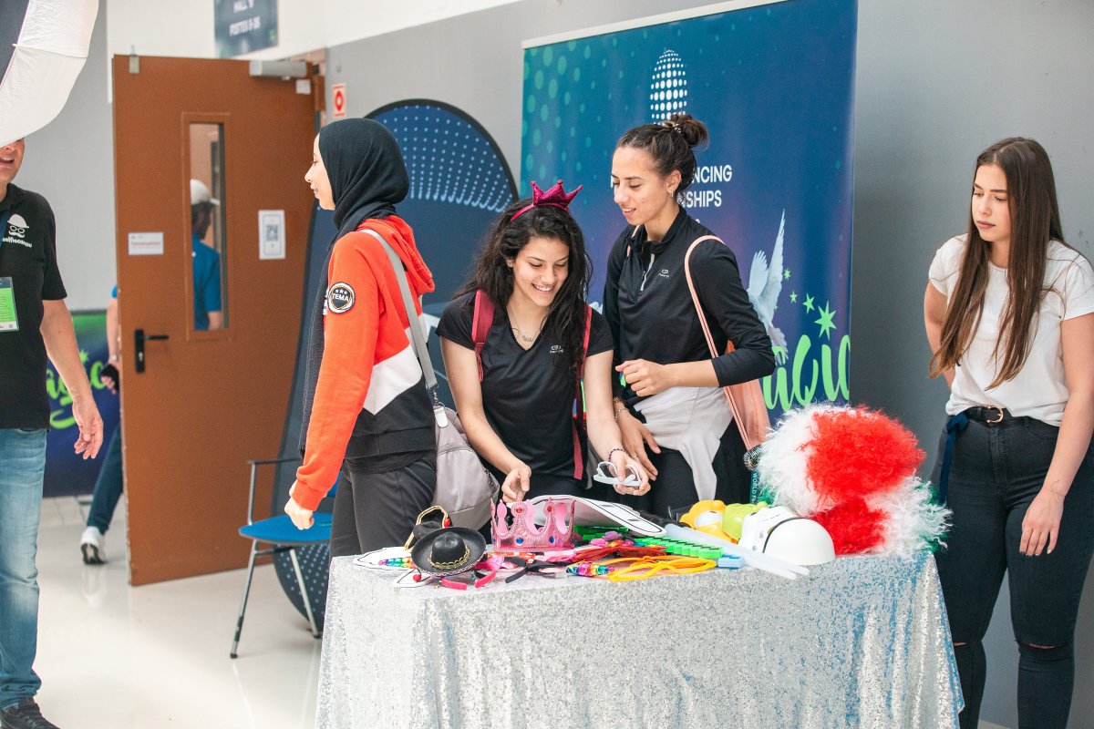 Szurkolói kellékeket lehetett vásárolni a bejáratoknál &bullet;  Fotó: Halmágyi Zsolt