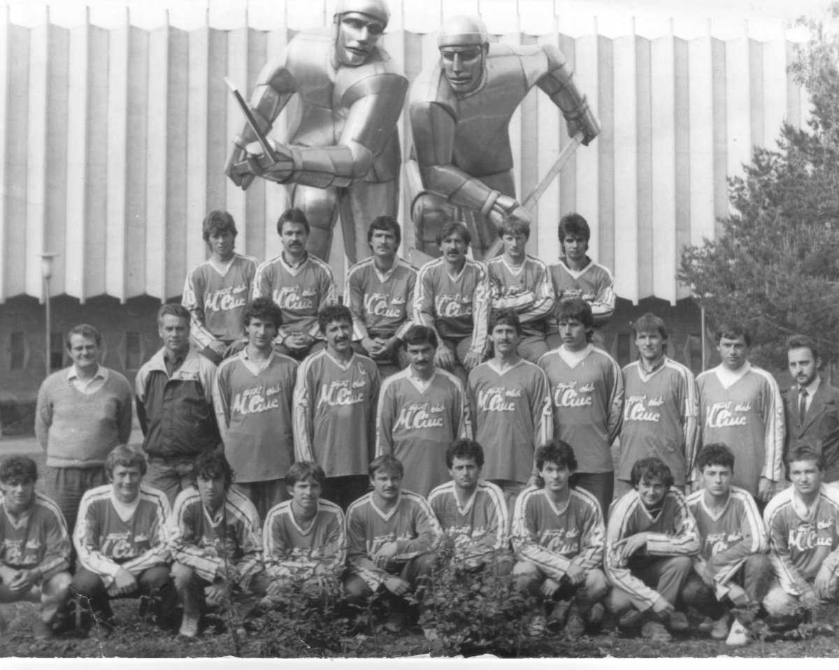 A Sportklub csapata az 1980-as évek közepén. Az első sorban balról a második Gál Sándor •  Fotó: Saját archív gyűjtemény