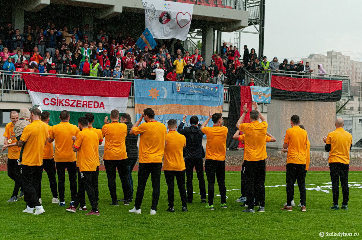 Óriási tapsot kapott a futsalcsapat a stadionban •  Fotó: Gábos Albin