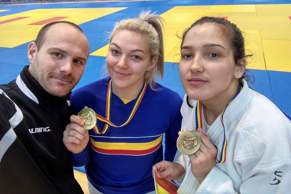 Dánél Szabolcs edző és az érmes lányok: Kosza Hanna és Bács Dóra &bullet;  Fotó: facebook/ Dánél Szabolcs