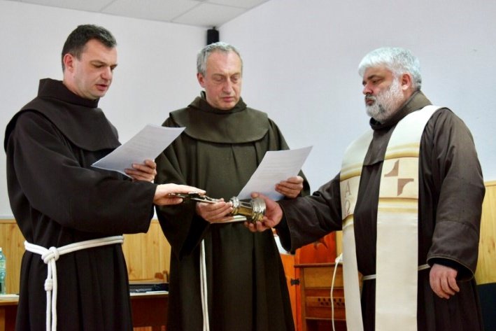 Urbán Erik, az új tartományfőnök, Páll Leó vikárius és a káptalan elnöke, Bán Jónás •  Fotó: Fr. Guia Hugó OFM