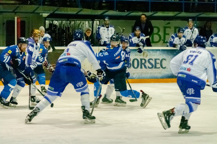 Pénzérméket dobott a jégre, egy évig nem mehet jégkorongmérkőzésre