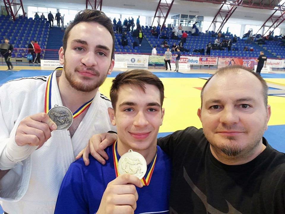 Albu Botond edző és két érmes tanítványa &bullet;  Fotó: facebook