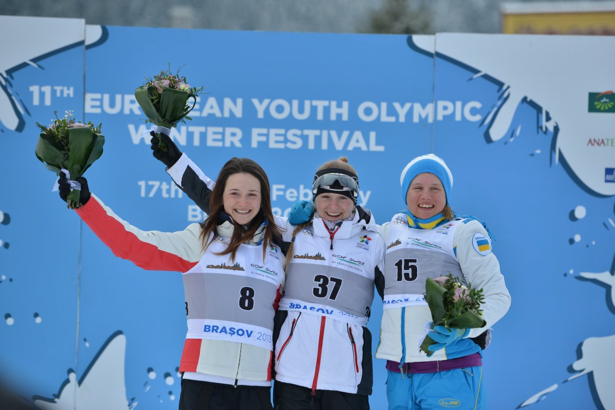 A 2013-as női 6 km-es biatlonverseny dobogósai. Balról az első Búzás Dorottya •  Fotó: Kristó Róbert