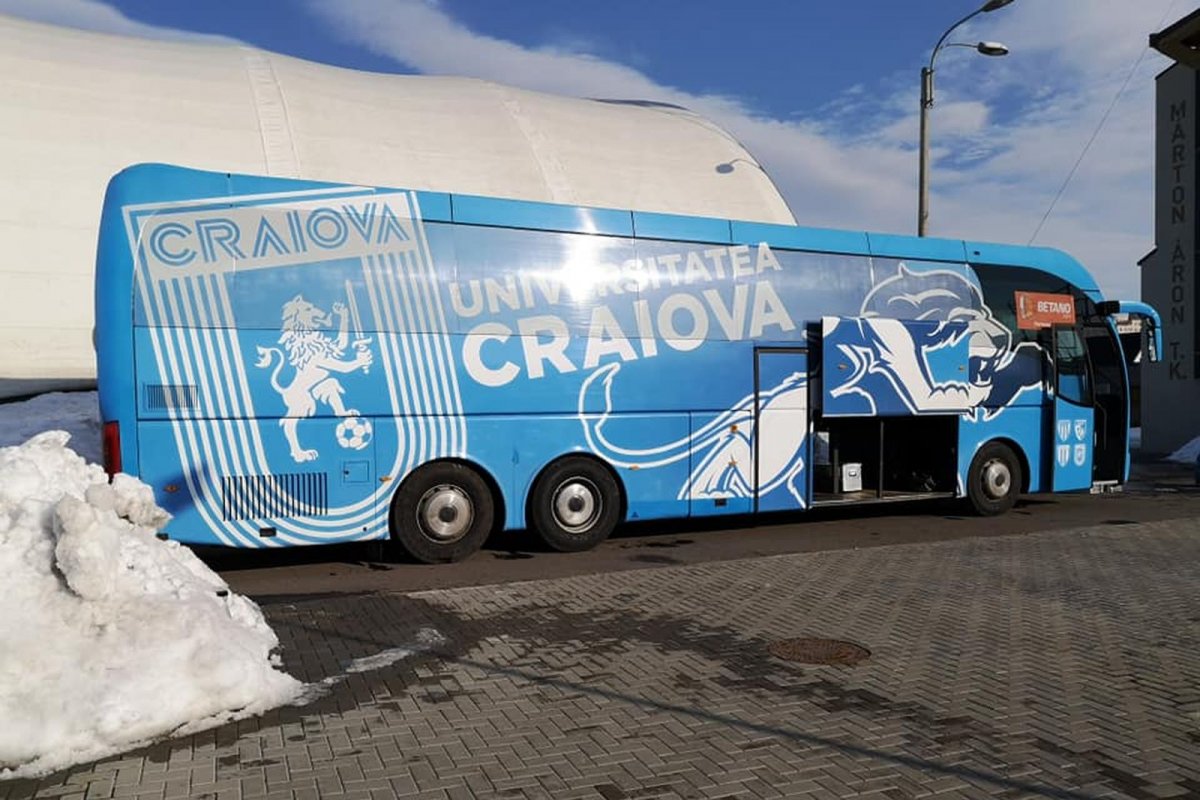 A CS U Craiova csapatbusza a csíki sportbázison •  Fotó: Facebook/FK Csíkszereda