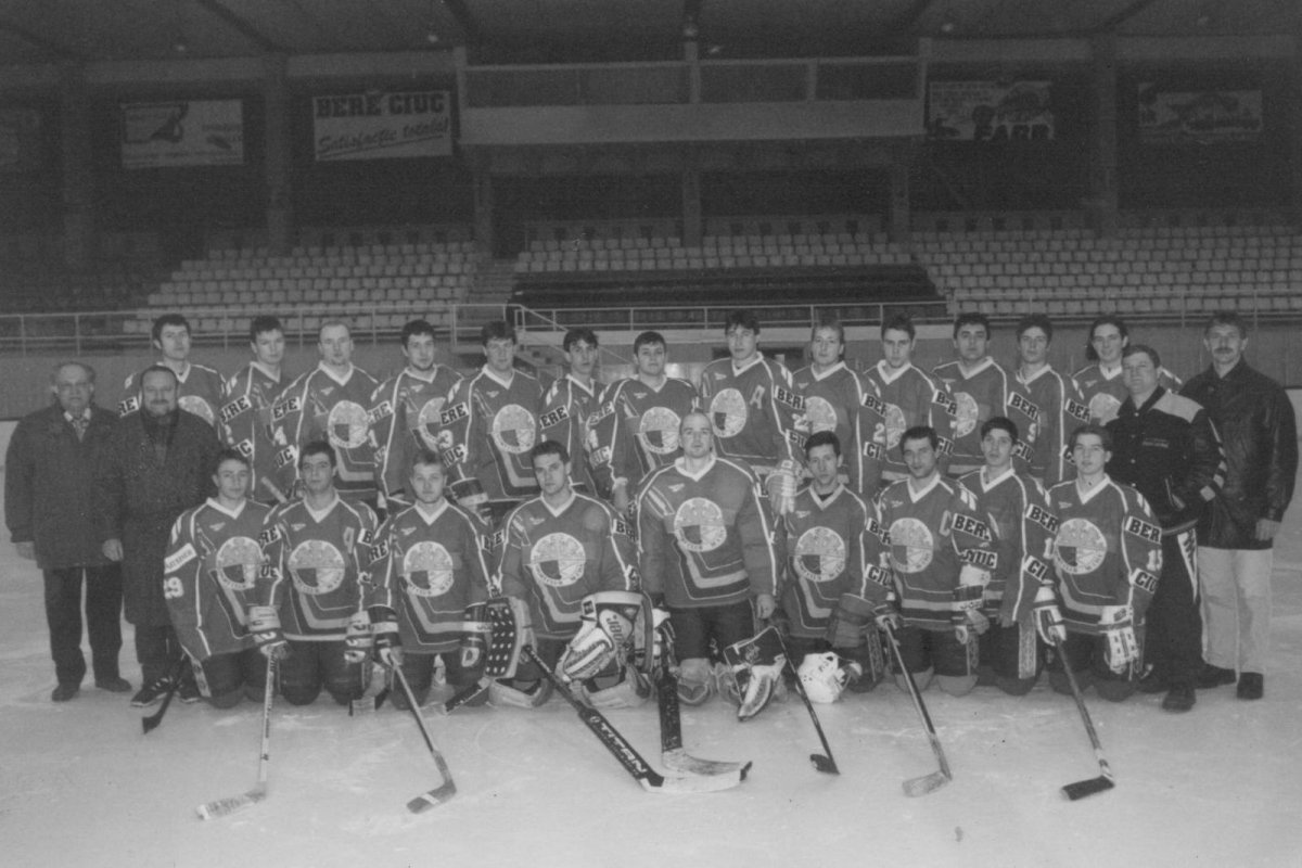 A Csíkszeredai Sportklub csapata az 1995–96-os szezonban. Lăzărescu (a kép bal oldalán) 1991–1998 között volt a Sportklub elnöke •  Fotó: A Lăzărescu család archívuma