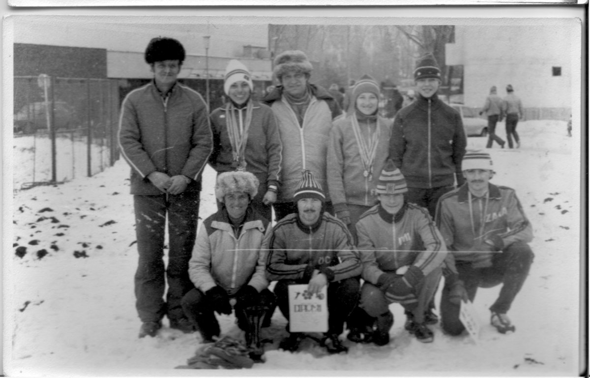 Csíkszeredai gyorskorcsolyázók csoportja 1980-ban. Az első sor jobb szélén Zakariás Zsolt 