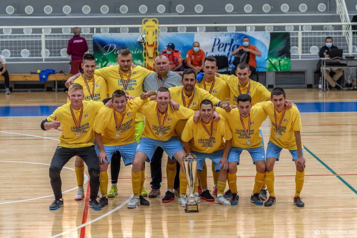 A kupagyőztes Futsal Klub Székelyudvarhely csapata •  Fotó: Pinti Attila