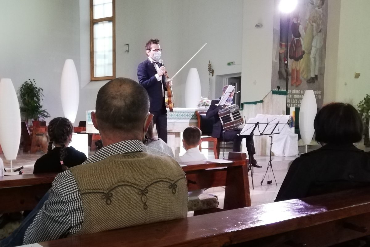 Alexandru Tomescu Stradivari-koncertje a gyimesbükki templomban. Pál Damján idén újabb zenei csemegét ígér. Archív •  Fotó: Dobos László