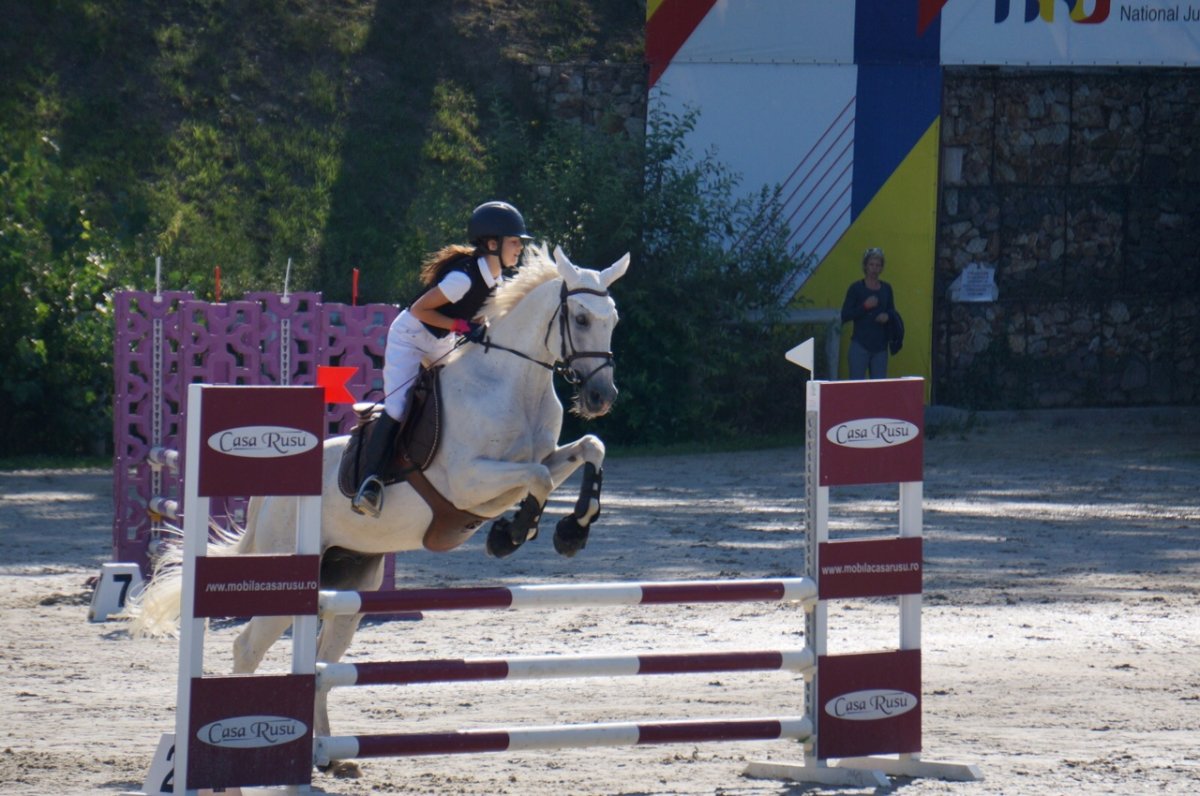 Elekes Gréta Rozi nevű lovával &bullet;  Fotó: Luxury-photo-video