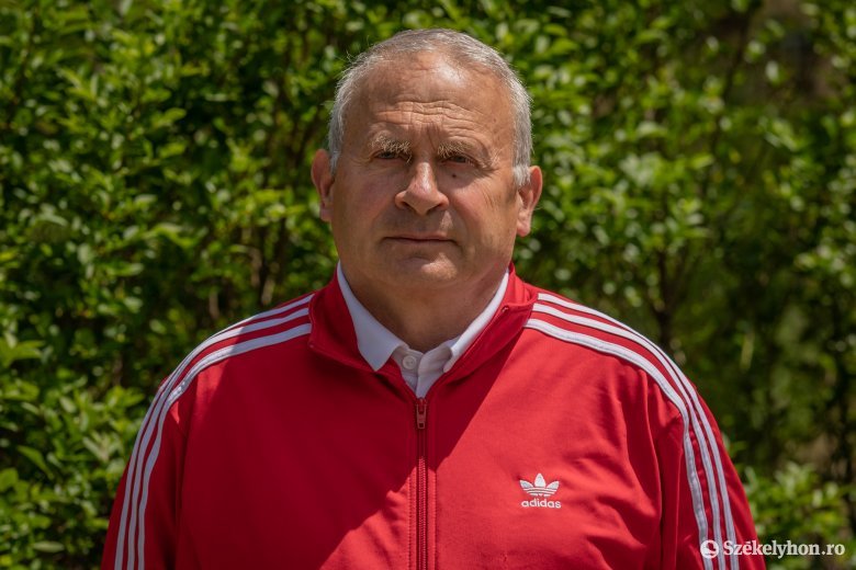 Fekete Gyula testnevelőtanár. Sízett, focizott, asztaliteniszezett, tanított, és vezette a sportéletet •  Fotó: Pinti Attila