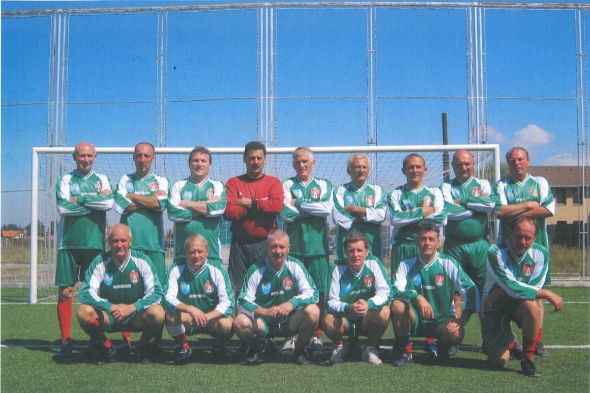 Öregfiú-találkozón Csíkszeredában 2011-ben. A felső sorban jobbról a negyedik Vajna Csaba •  Fotó: Kopacz József gyűjteménye