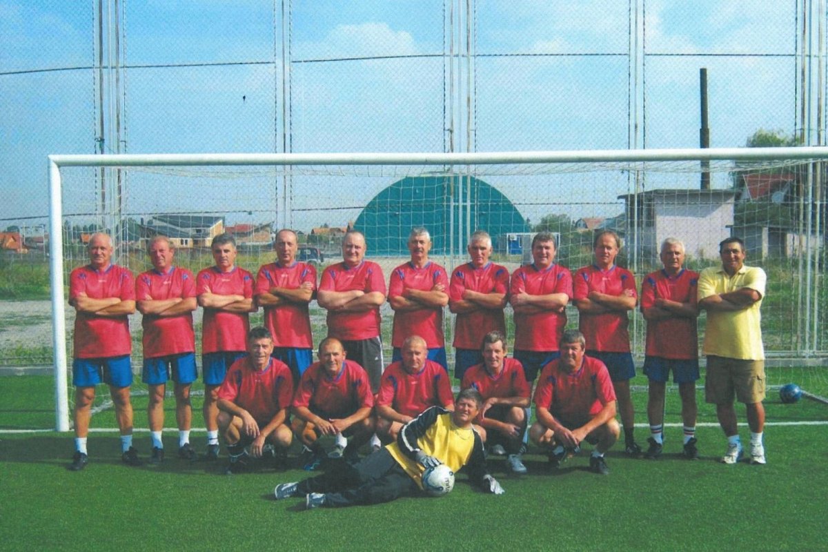 Öregfiú-találkozón Csíkszeredában 2012-ben. Az álló sorban jobbról a második Vajna Csaba •  Fotó: Kopacz József gyűjteménye