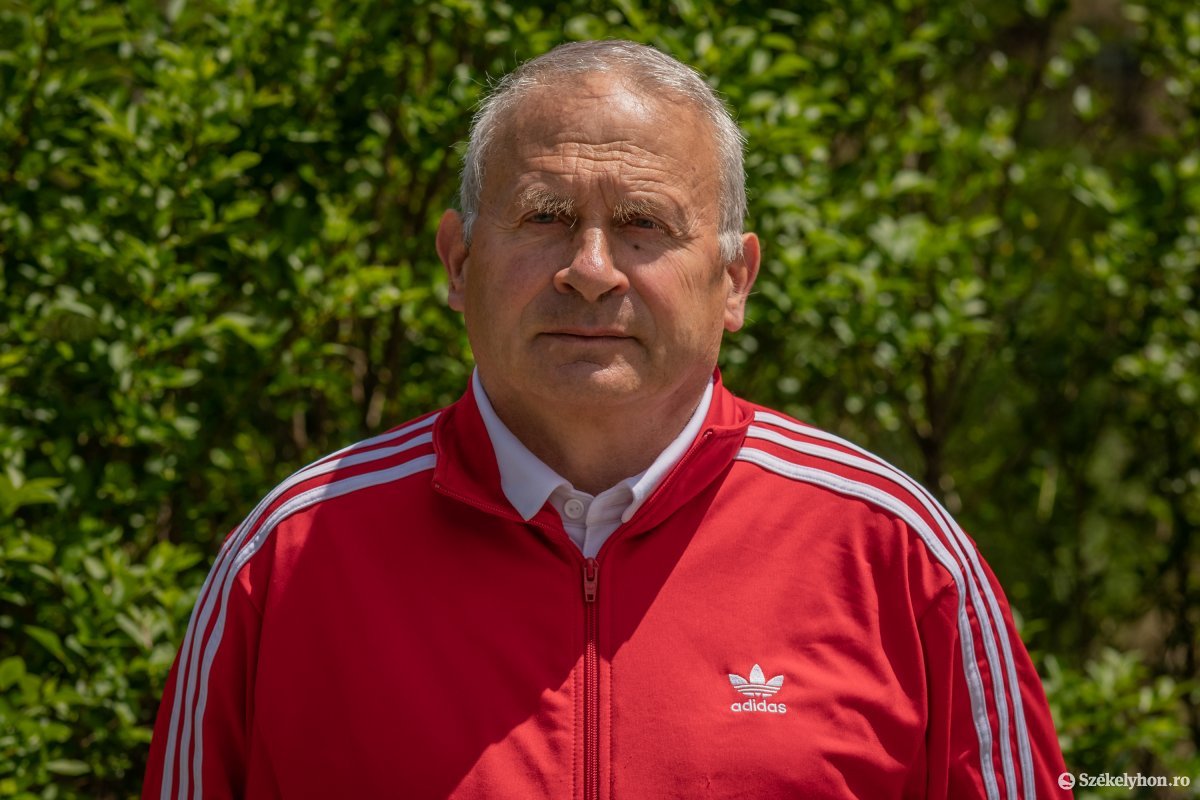 Fekete Gyula testnevelőtanár. Sízett, focizott, asztaliteniszezett, tanított, és vezette a sportéletet •  Fotó: Pinti Attila