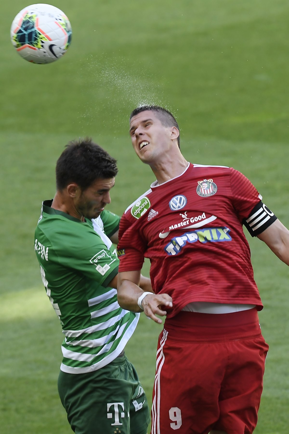 A ferencvárosi Ihor Haratyin (balról) és a kisvárdai Tischler Patrik küzd a labdáért •  Fotó: MTI