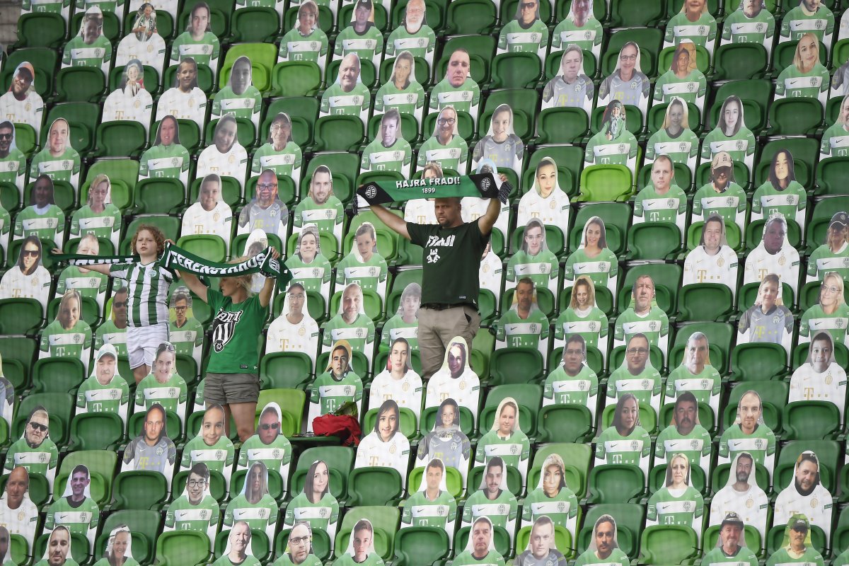 Ferencvárosi szurkolók és a lelátó székeire kihelyezett portrék a Ferencváros–Kisvárda mérkőzésen  •  Fotó: MTI
