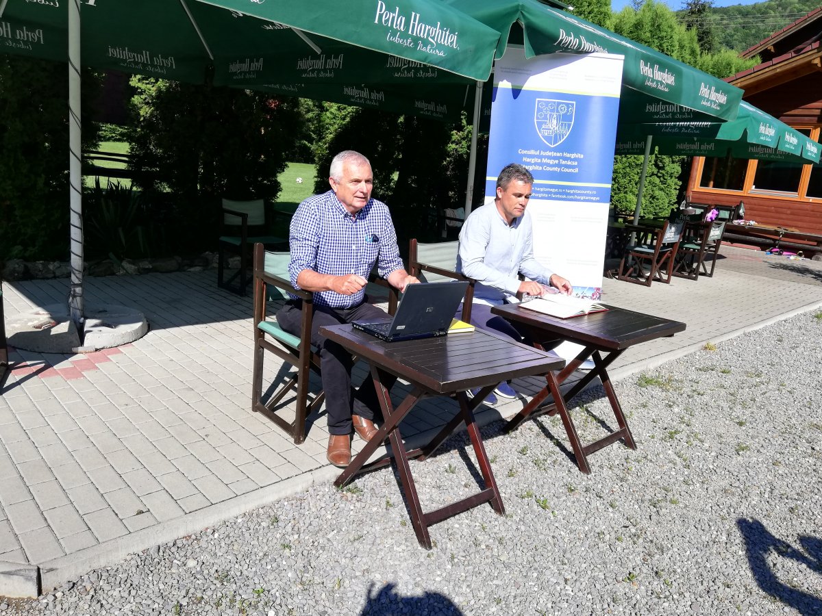 Tamás Zoltán (balról) és Hompoth Dezső a zetelaki sajtótájékoztatón •  Fotó: Dobos László