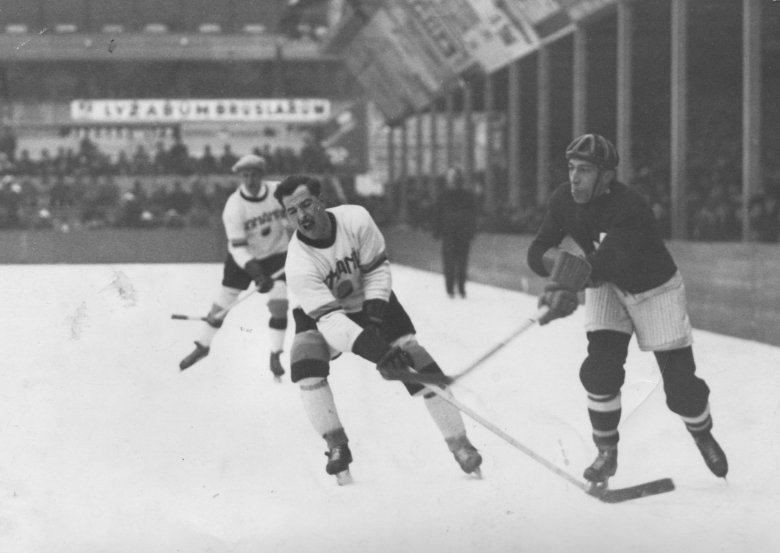 Bíró László a román válogatott mezében. Az 1930-as években a legtöbben fejvédő nélkül játszottak •  Fotó: Dobos László gyűjteménye