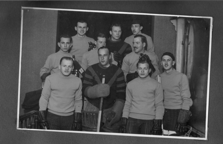 Az erdélyi jégkorong-válogatott 1942-ben. Alsó sor, balról a második Sprencz Pál kapus •  Fotó: Dobos László gyűjteménye