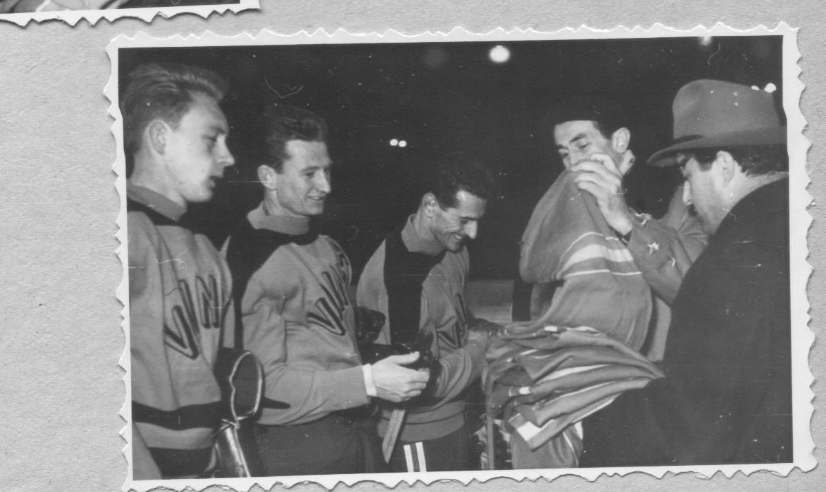 Bajnoki mezek kiosztása 1960-ban. Középen Takács István •  Fotó: Takács István gyűjteménye