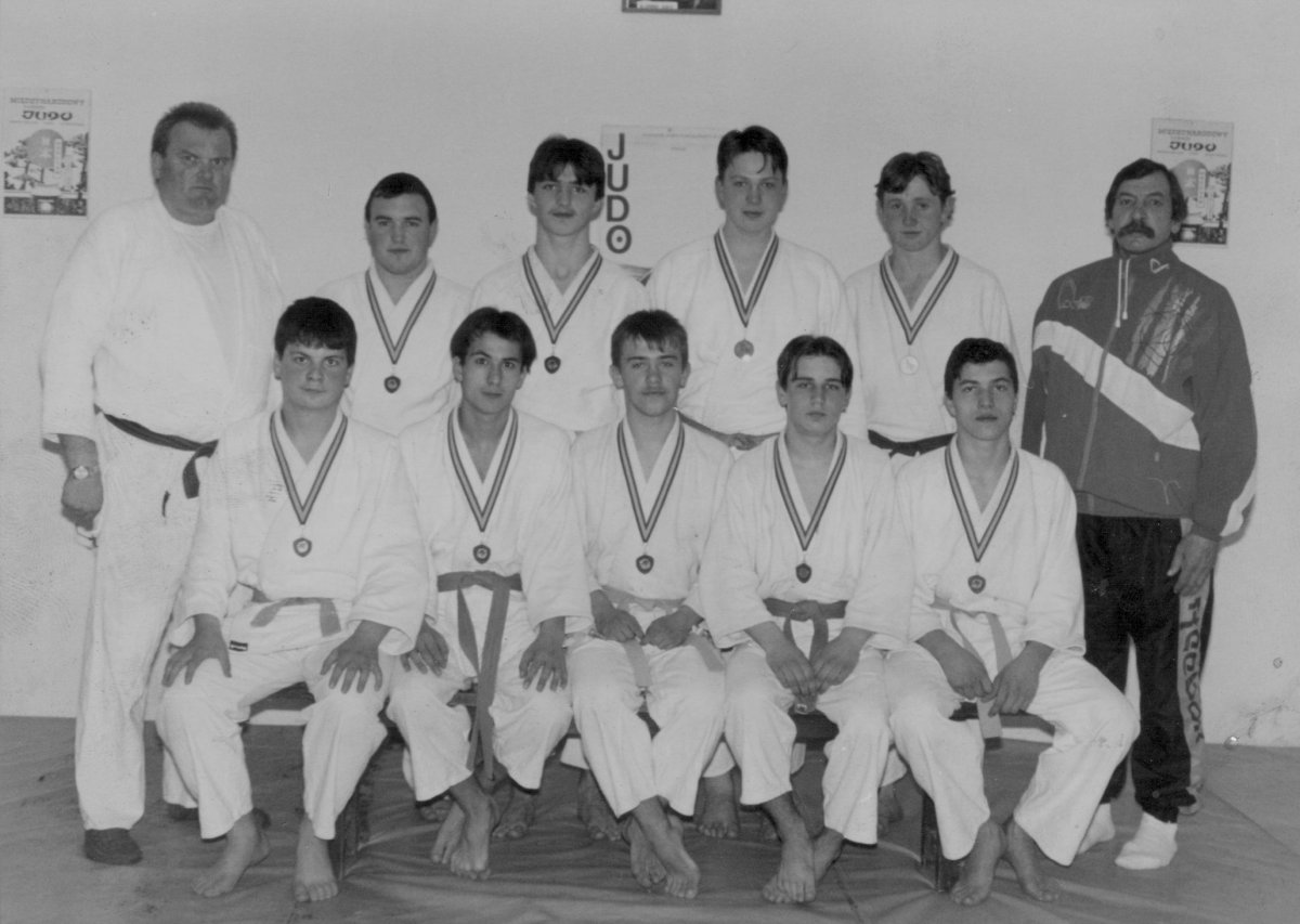 Pál László (jobbról) és egyik ifjúsági csapata a 90-es években &bullet;  Fotó: Dobos László gyűjteménye