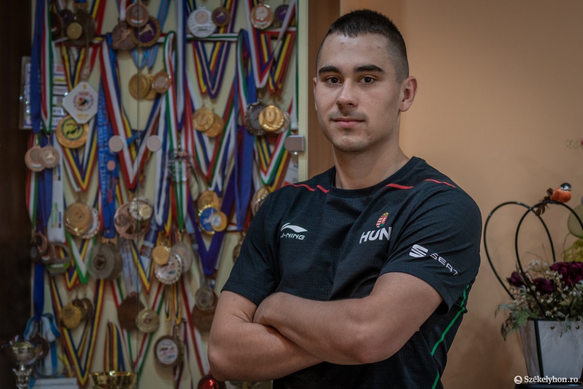 Szász Attilának gazdag az eddigi éremgyűjteménye •  Fotó: Pinti Attila