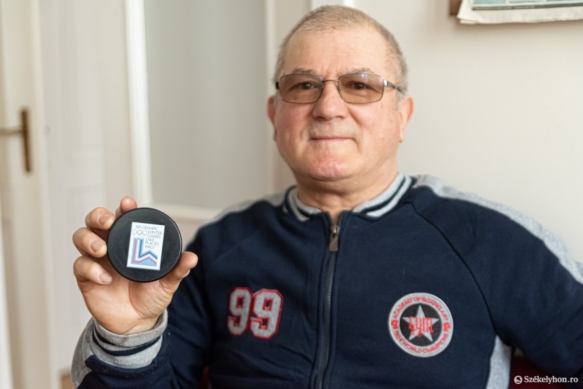 Antal Előd az 1980-as téli olimpia emlékkorongjával •  Fotó: Gábos Albin