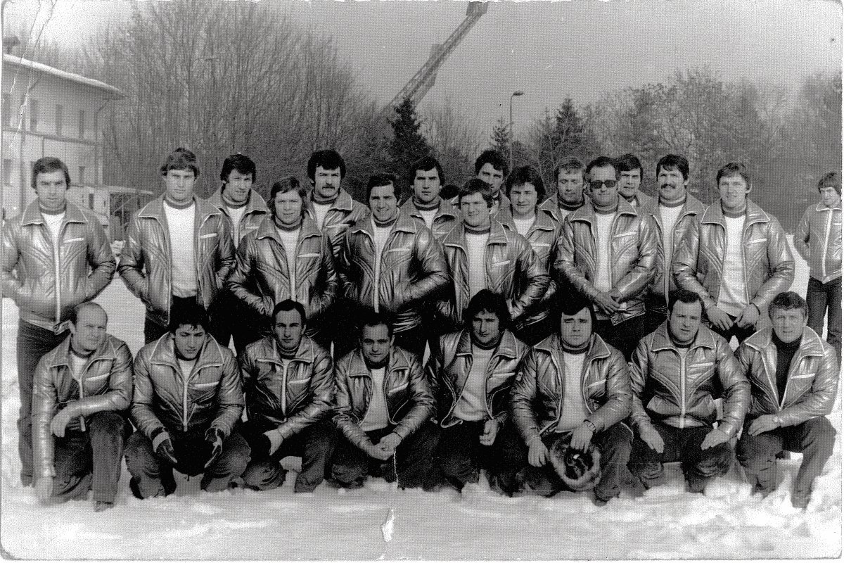 Ritka felvétel, amely az 1980-as téli olimpián részt vett romániai csapatot örökítette meg az elutazás előtt •  Fotó: Antal Előd gyűjteménye