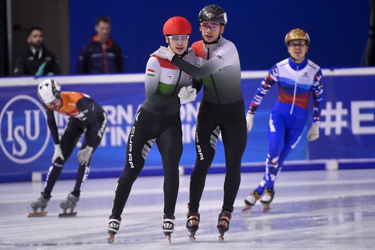 A győztes magyar Liu Shaolin Sándor (jobbról a második) és a testvére, a második helyezett Liu Shaoang (balról a második), valamint a harmadik helyezett orosz Semen Elistratov (jobbról) az 500 méteres szám döntője után &bullet;  Fotó: MTI