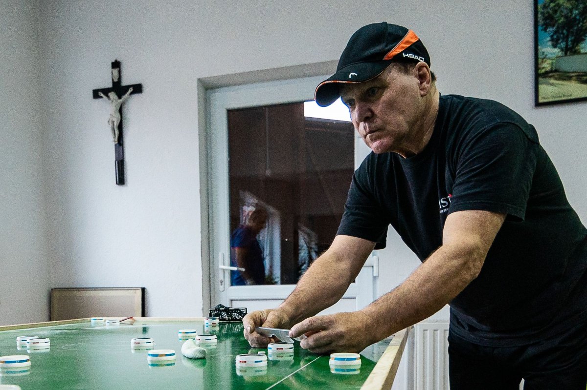A marosvásárhelyi Pákai György minden idők egyik legjobb romániai gombfoci versenyzője •  Fotó: Halmágyi Zsolt